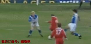 GIF-幸运女神的微笑！躺着也能进球！