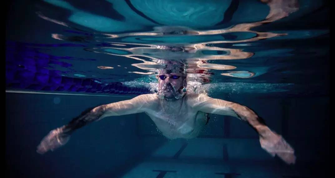 蛙泳伤膝盖哪里,蛙泳窄蹬腿和宽蹬腿哪个不伤膝盖