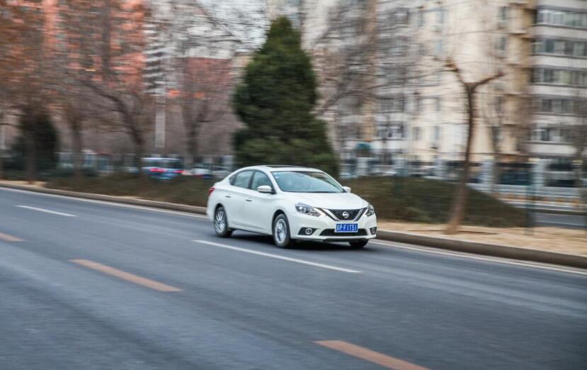 圣诞节热恋生活日记,开着轩逸陪女朋友搜集北京的圣诞树