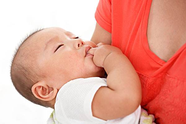 宝宝只吃一边怎么办啊,宝宝只吃一边母乳怎么办