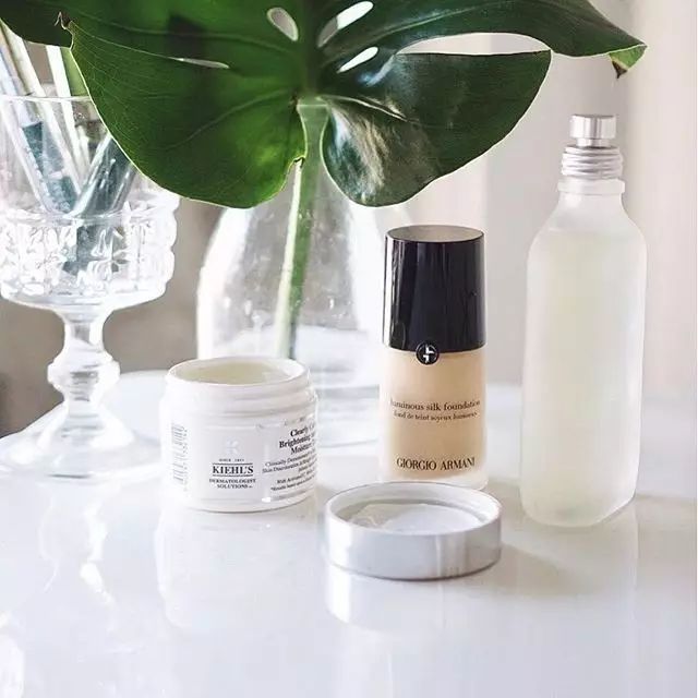 轻薄不脱妆粉底,轻薄持久粉底推荐