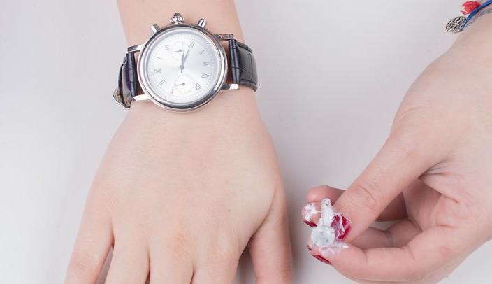 生活百科：四种居家小技巧，手上沾了万能胶可用汽油擦拭