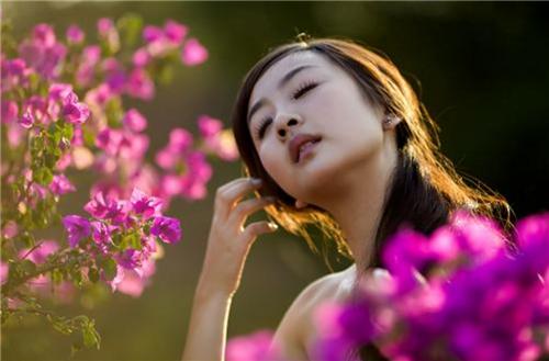 女孩花痴的10个表现,花痴女生的基本表现