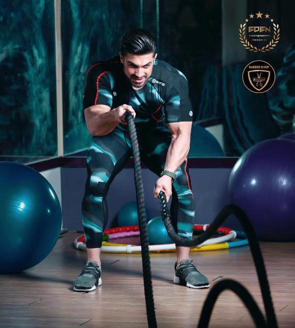 标准俯卧撑和变式俯卧撑哪种好,新手从跪姿俯卧撑练到标准俯卧撑