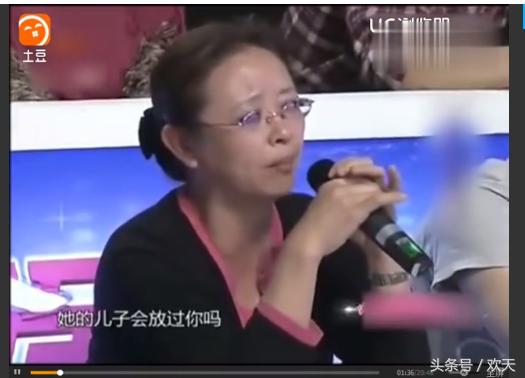 45岁妈妈爱上儿子的同班同学,还当众穿婚纱求婚!尴尬了!