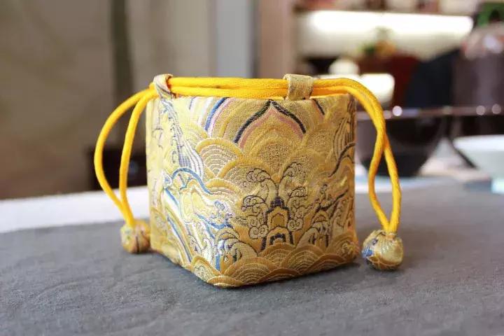 茶叶圈里有很多品茗杯袋，但是用云锦工艺做的不多！