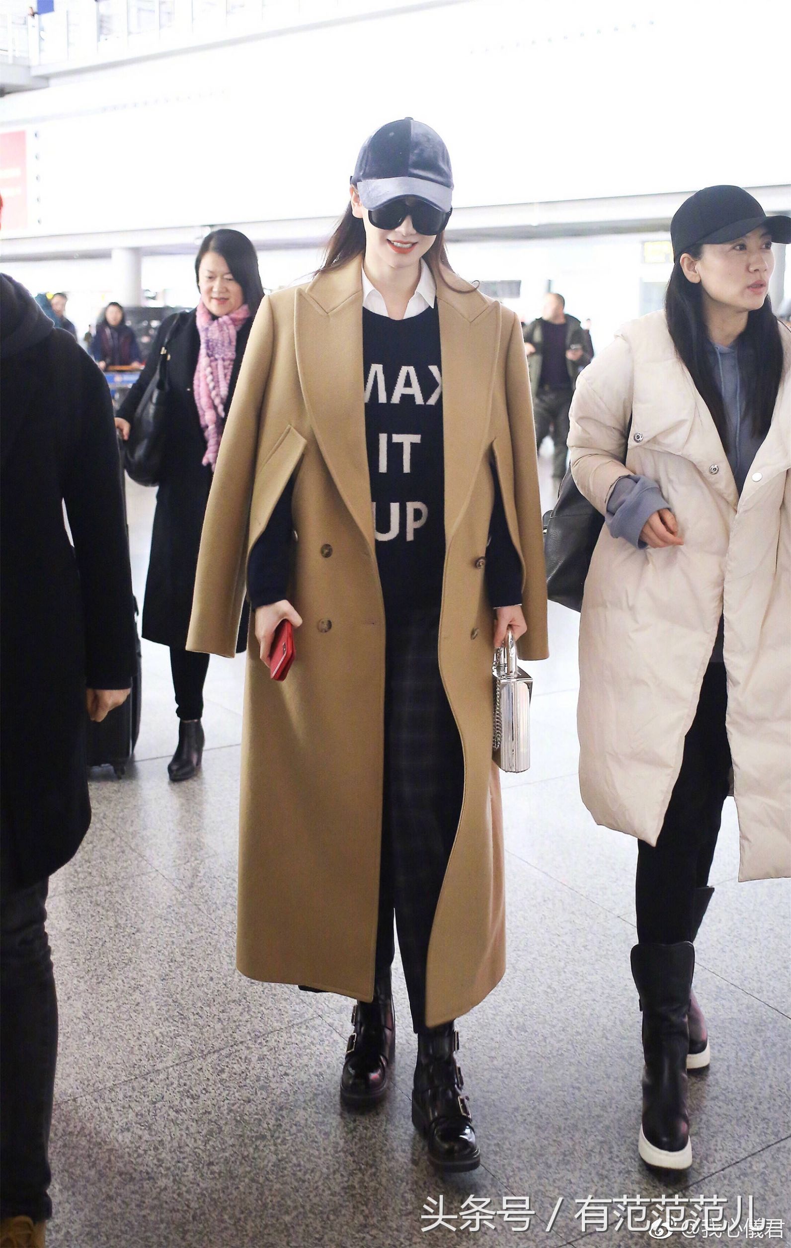 戚薇穿格子大衣,戚薇穿驼色大衣