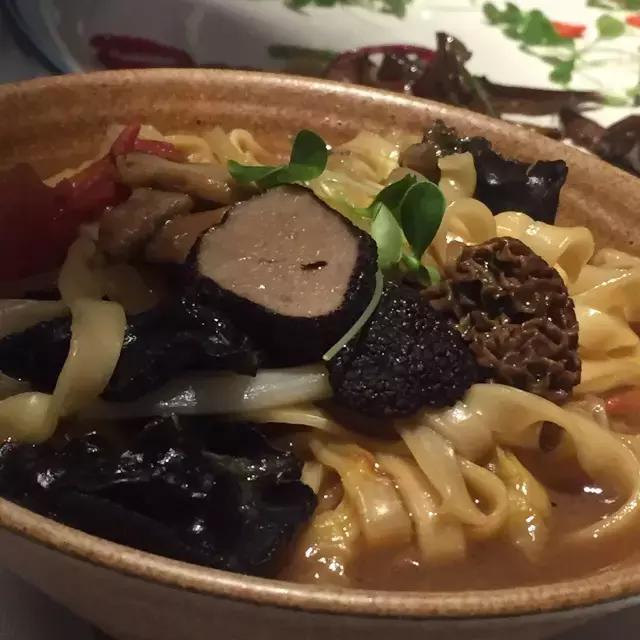 夜深吃一碗面的高级文案,深夜来一碗热乎面