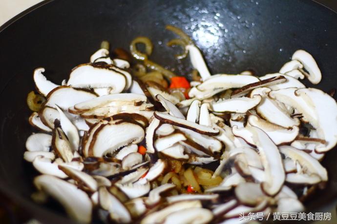 猪皮配什么菜炒最好吃,肉皮搭配什么炒