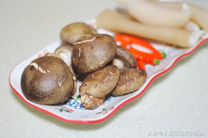 猪皮配什么菜炒最好吃,肉皮搭配什么炒