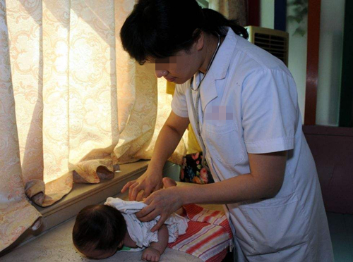 可怜宝妈后悔痛哭，婴儿7天没排过便，肚子胀大发青，医生要截肠