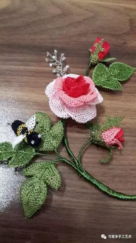 只是用针穿上了线不断绕圈打结，做出来的仿真花竟然比钩的还好看