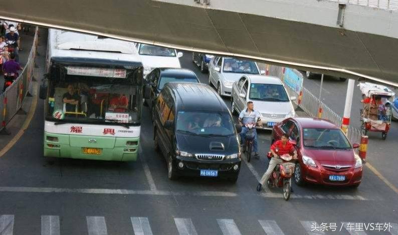 自己开车正常行驶被人撞了啥原因,正常开车被电动车撞了认定全责