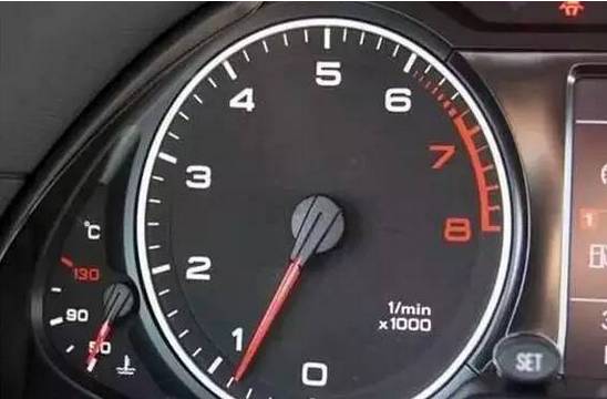 大雪后的爱车,大雪后如何清除车上的雪