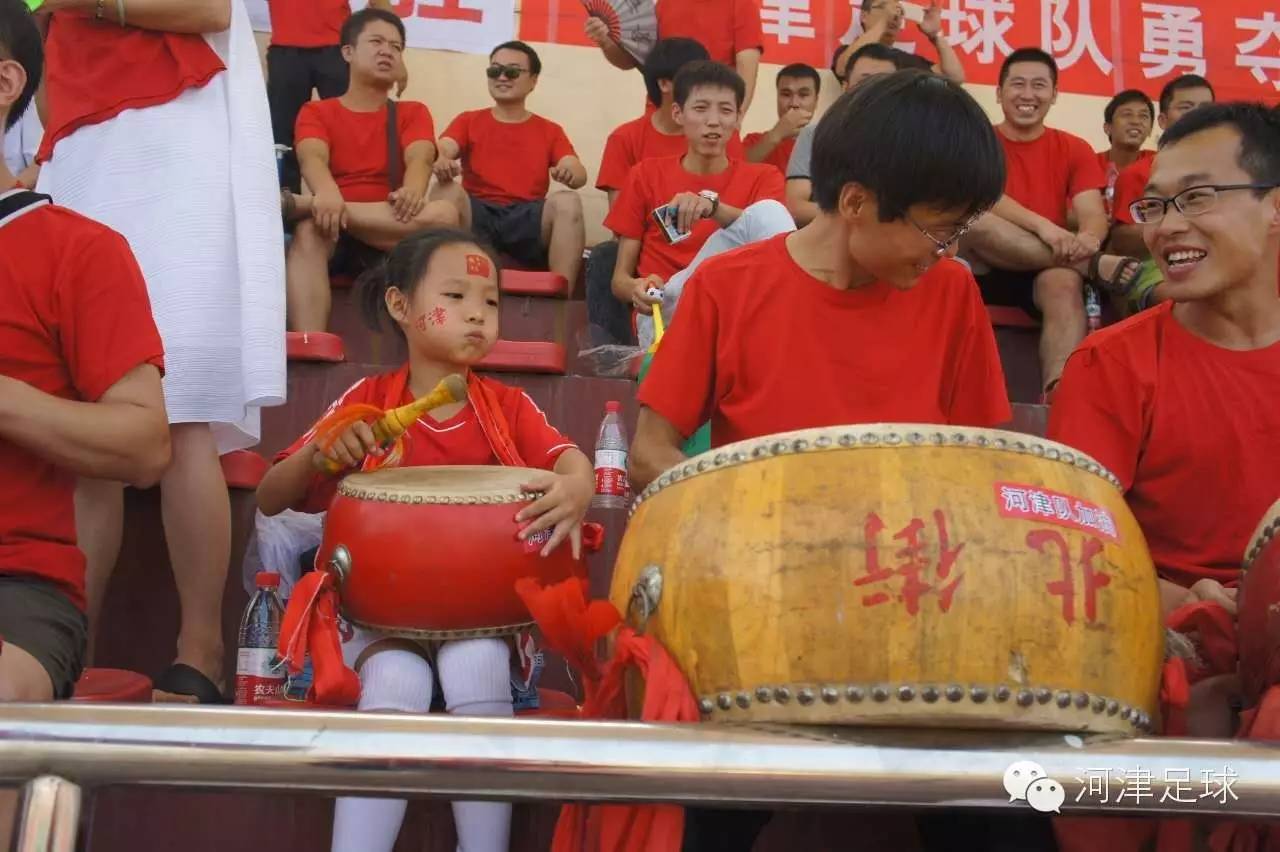 有一个会踢球的女孩真好,足球是一个美丽的女人