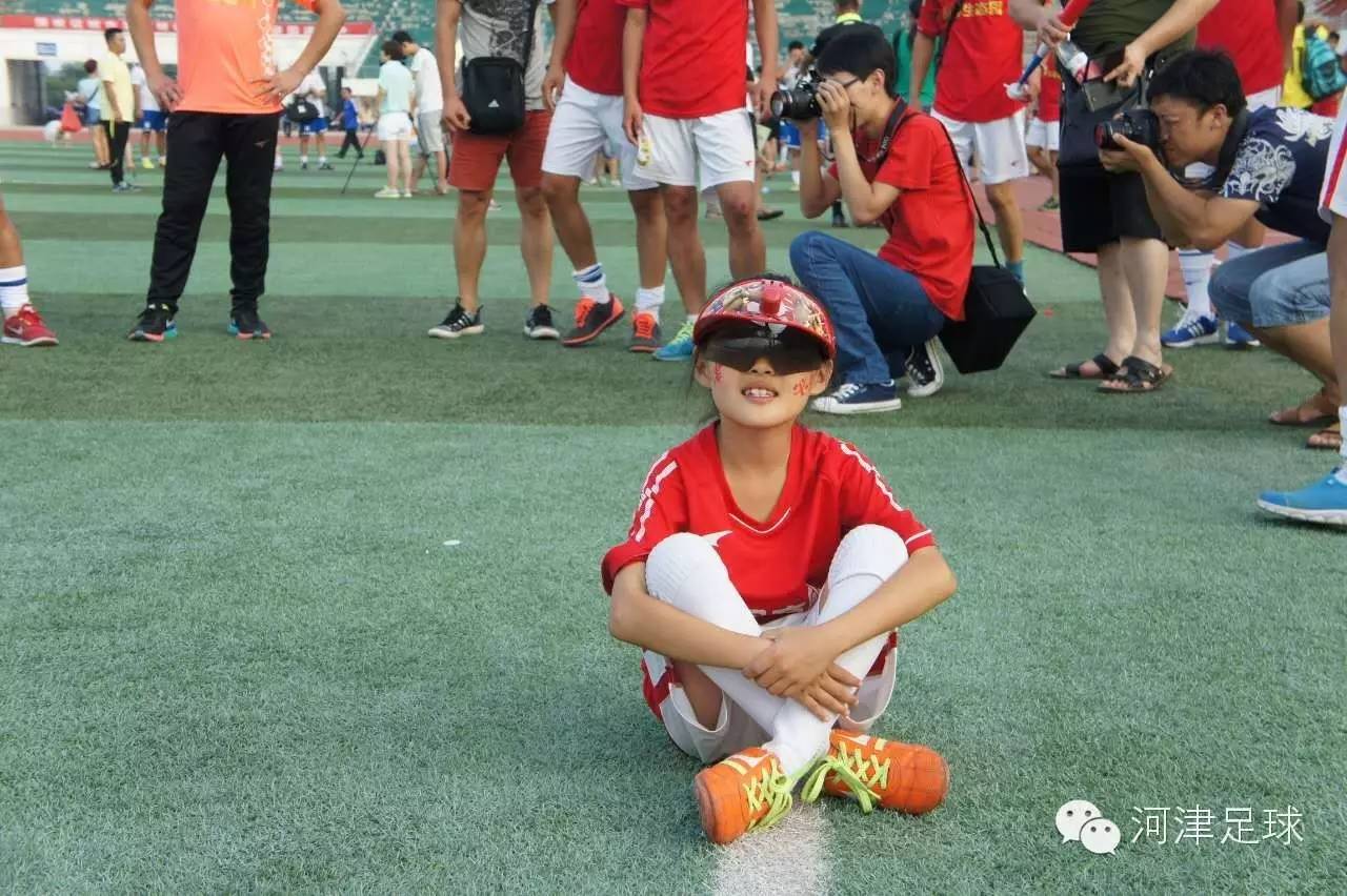 有一个会踢球的女孩真好,足球是一个美丽的女人