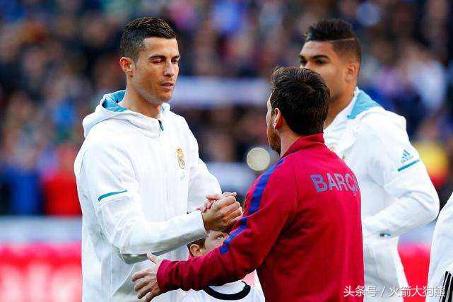 足球比赛上的绿牌,足球场上的绿牌是什么