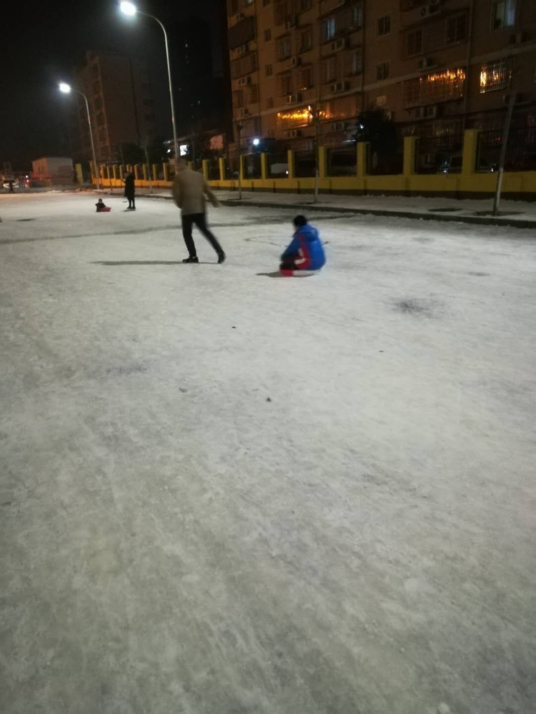 滑雪场滑雪装备有哪些,滑雪场地的滑雪工具