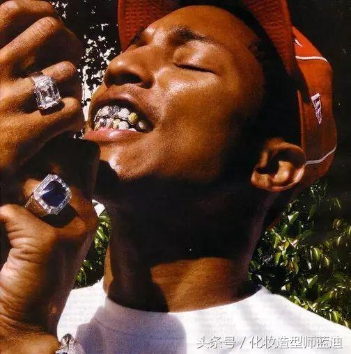 皮肤偏黑的男生怎么穿搭才好看,180皮肤黑的男生怎么搭配