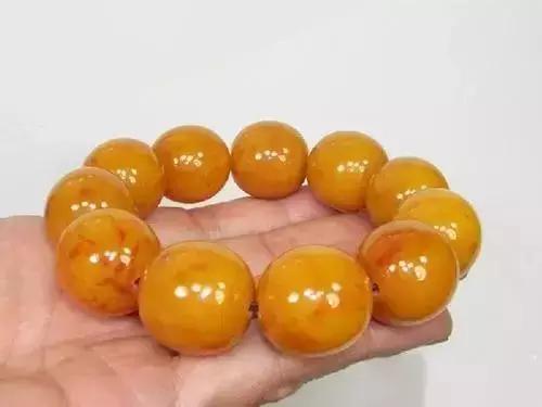 蜜蜡鸡油黄的好还是骨瓷白的好,琥珀蜜蜡鸡油黄好还是带红皮的好