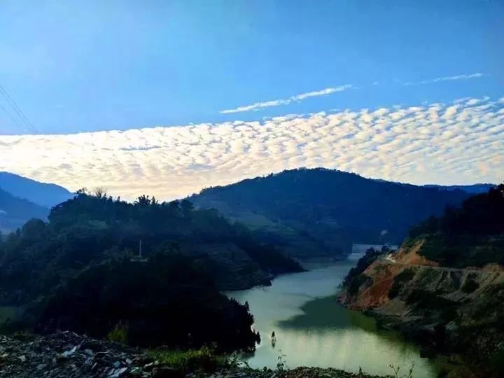 云南楚雄出现大片七彩祥云,七彩祥云云南大理