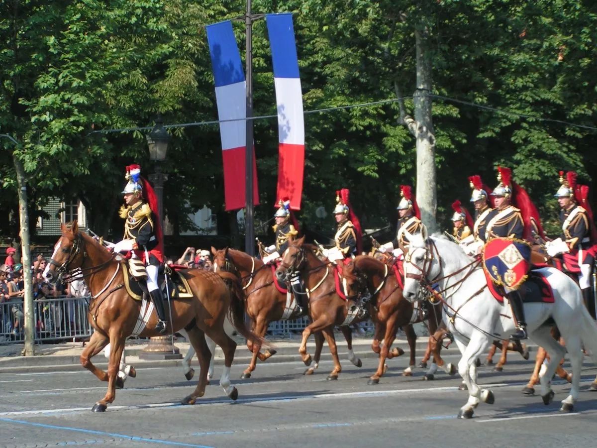 马克龙送习*平近**的马有什么来头？