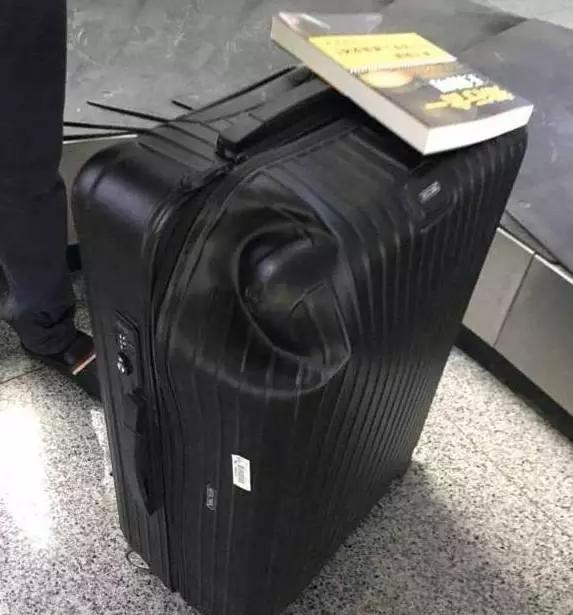 美女血拼五个Coach包带回国,然而,打开行李的一瞬间,啥都没了