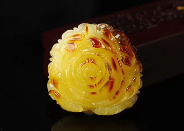 女人戴什么样式的黄金吊坠寓意好,项链吊坠款式是花形代表什么寓意