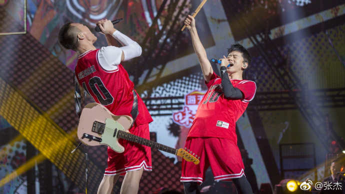 张杰说今天一起记录我的青春年华,听张杰的歌感慨青春