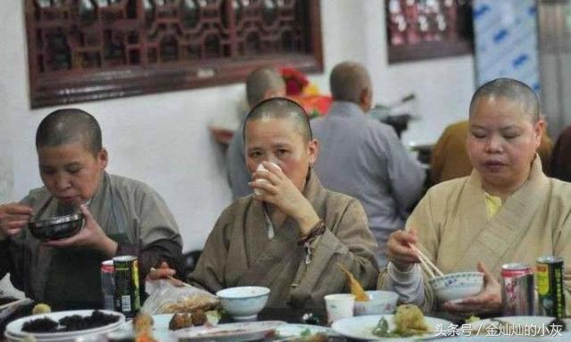 僧人们吃饭,僧人吃肉聚会视频大全