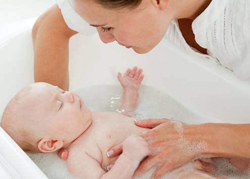 玛丽说有一种手忙脚乱,是你给他洗澡