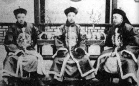 末代皇帝的父亲载沣晚年情况,末代皇帝1988载沣