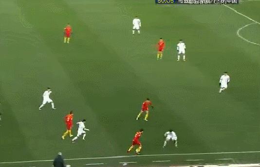 国足最惊人的一次进球,国足上演63秒窒息操作16次回传gif