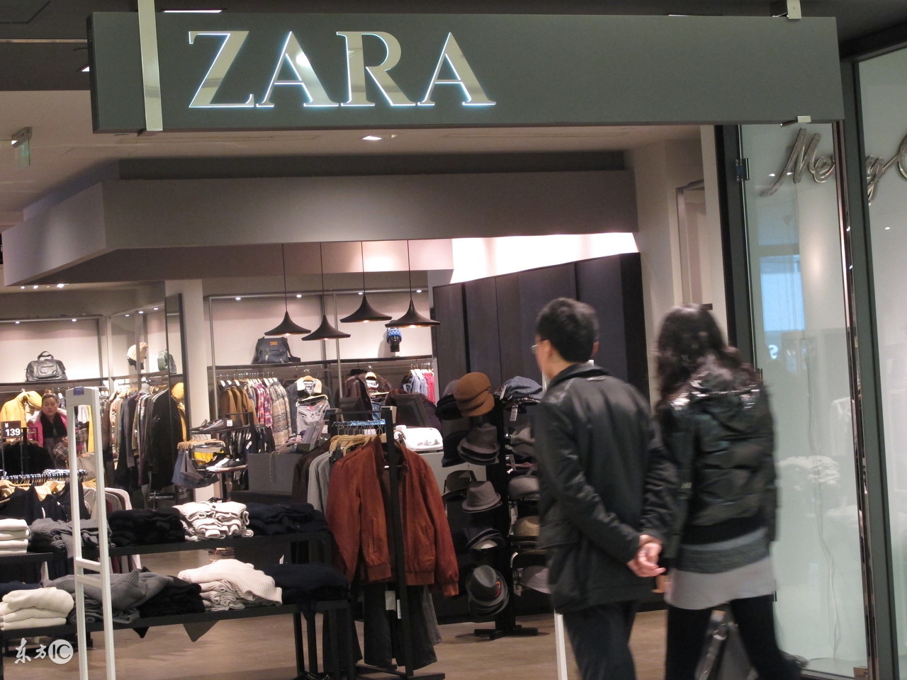 它以高仿起家有专门的律师团队打官司却不敢得罪中国消费者