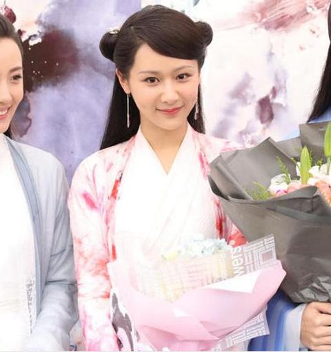 杨紫法令纹为什么那么重,杨紫笑的时候法令纹深