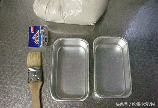 蛋糕冷却脱模正确方法,戚风蛋糕脱模粘模具怎么办