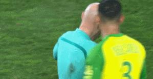 别想再来中国了!前中超裁判踢人未果后老羞成怒红牌将球员罚下