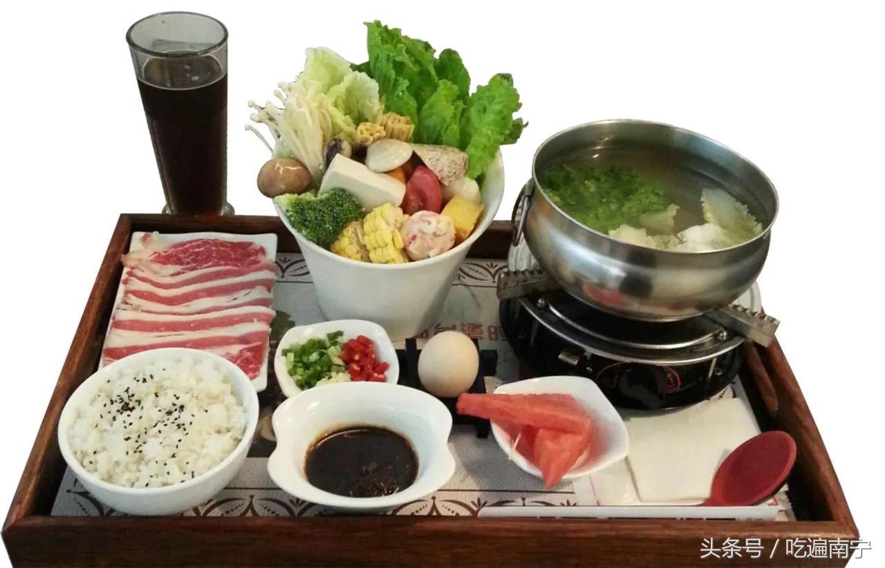 原本热闹的大街如今冷冷清清,现在的商场实体店冷冷清清