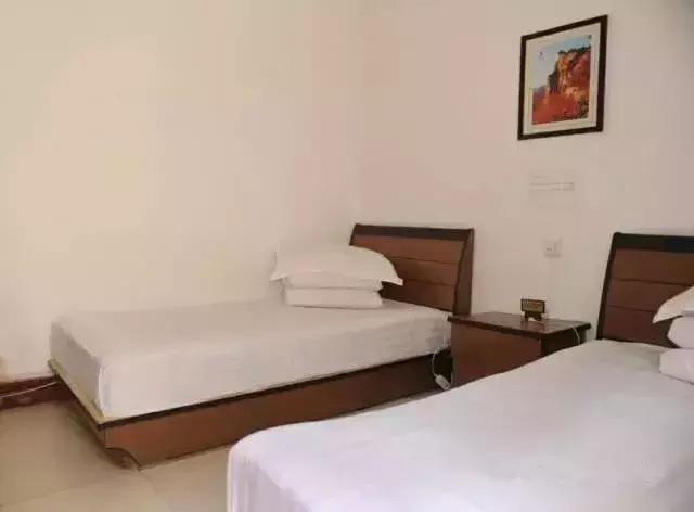 华山住宿山上过夜攻略,华山徒步上山住宿攻略