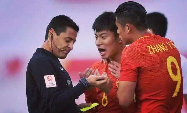 国足再次失利强忍泪水接受采访,韩媒称国足遭遇奇耻大辱