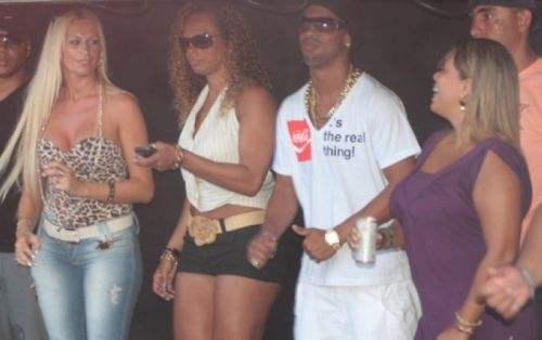 都是足坛浪子,小罗留下一段段传奇!他,留下一滩滩唾弃!