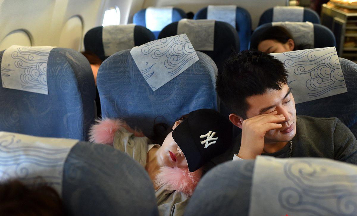 中国游客在韩国免税店前排队购物,韩国免税店中国游客排队现象