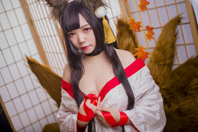 酥胸半露尽显*物尤**看美女是如何装扮COS迷倒众生