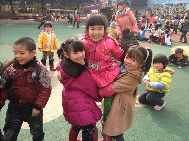 幼儿园户外最新游戏简单爬跳,童年游戏翻花绳慢动作教程