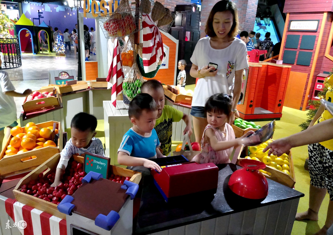 幼儿园户外最新游戏简单爬跳,童年游戏翻花绳慢动作教程