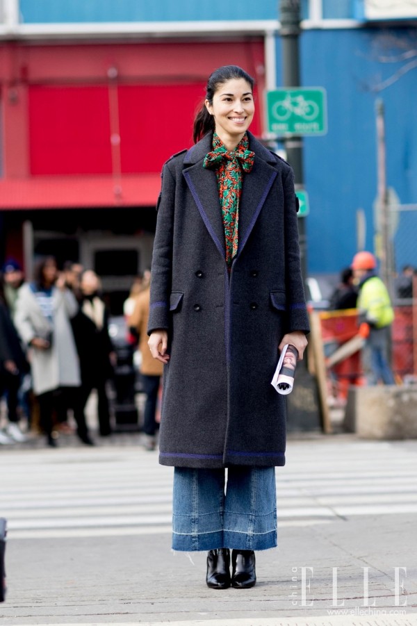 冬天加厚黑色牛仔裤,女生冬天穿黑色牛仔裤配过膝靴