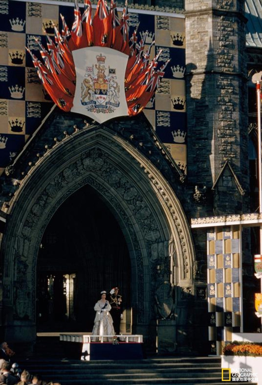 伊丽莎白女王二世从0岁到82岁,超长待机英国女王