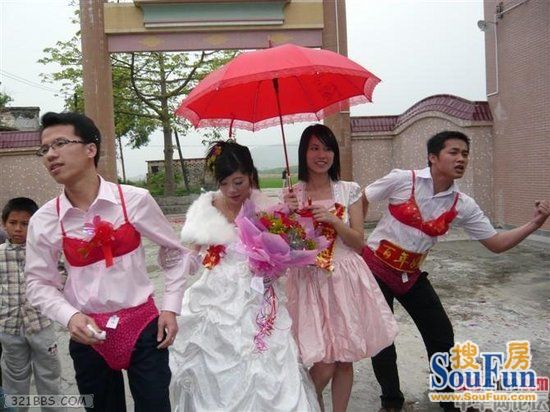 开门后新郎怒扇小姨子！不忍直视，这些低俗婚闹，是要判刑的