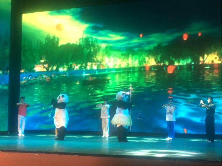 和小屁孩们一起出去玩的视频,和小屁孩玩的一天