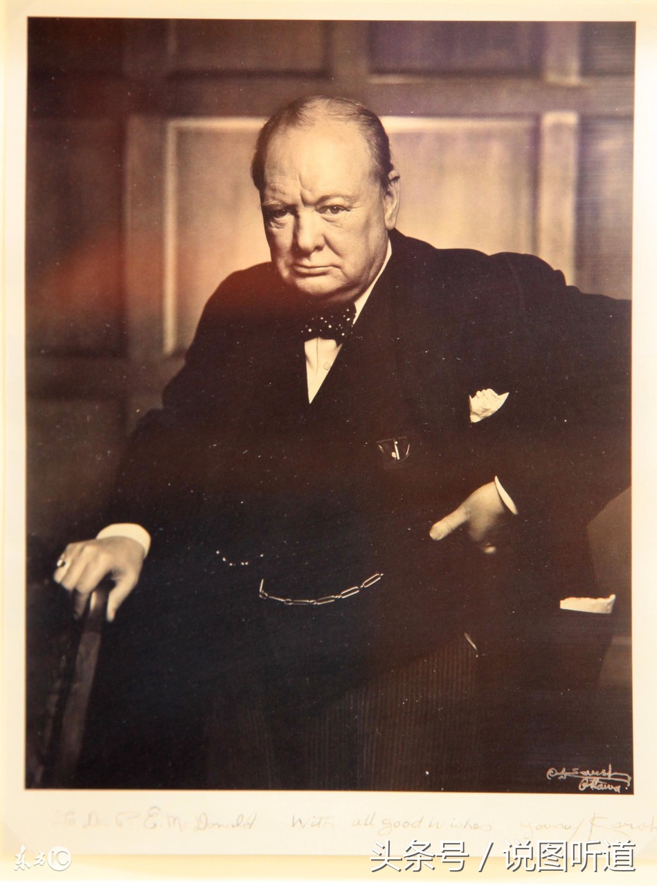 摄影师抢了英国首相嘴里的香烟，抢完还没跑